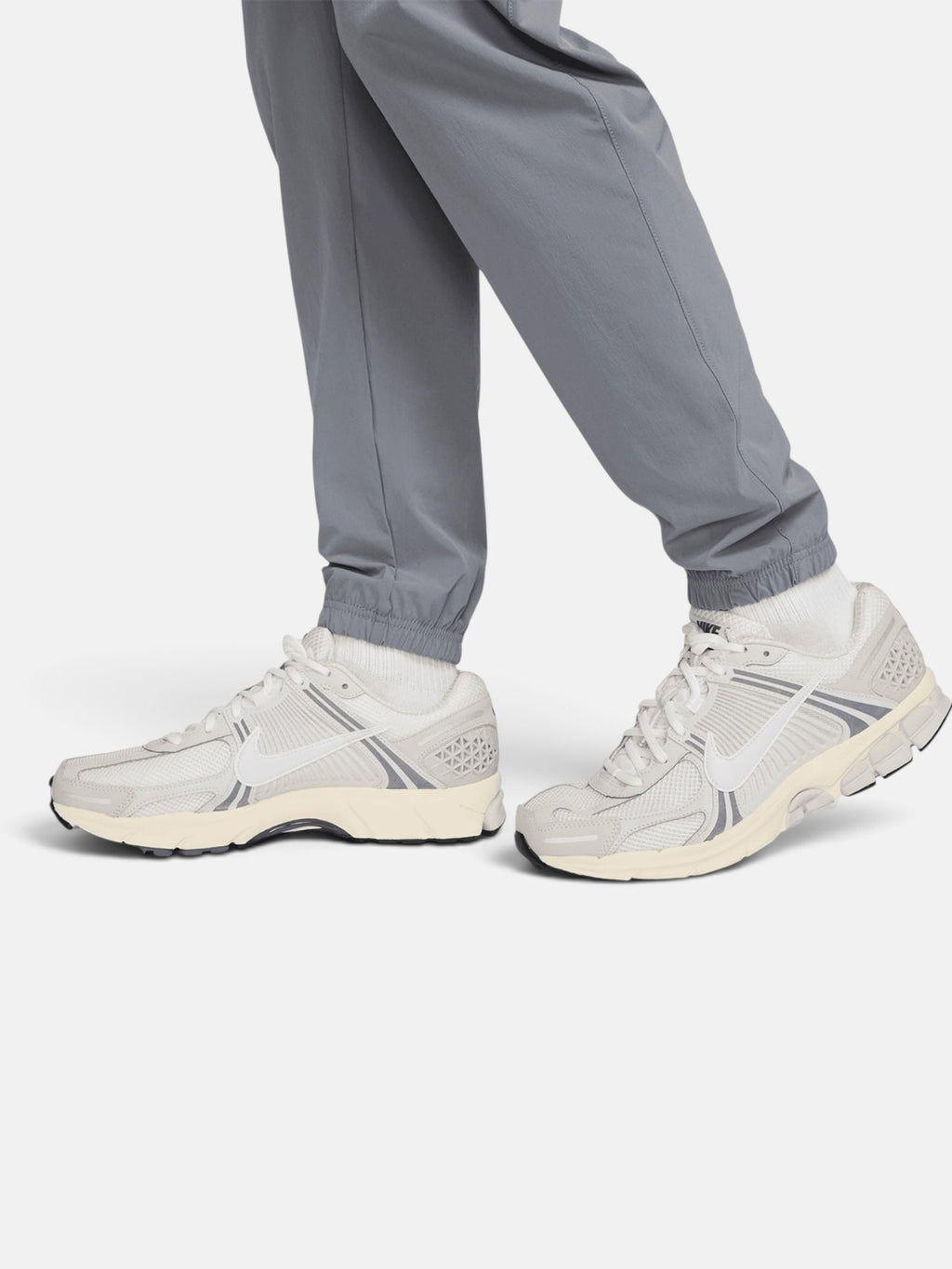 Штани чоловічі Nike Sportswear Club Cargo Woven "Grey" IB6497-065