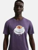 Чоловіча футболка Nike Sportswear Cafe Swoosh Mug Dark Raisin IH1159-573