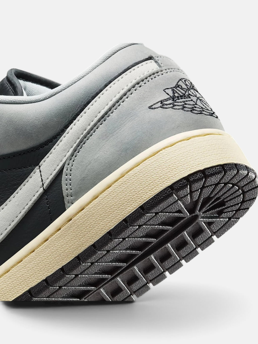 Чоловічі кросівки Air Jordan 1 Low SE Grey / Black HQ2010-012