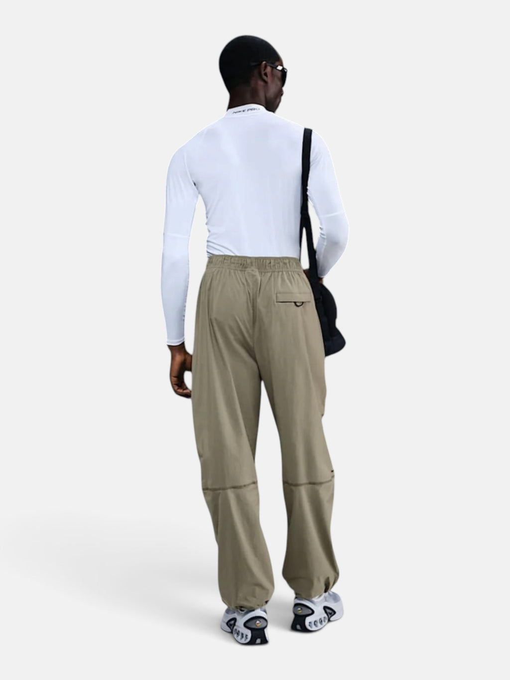 Чоловічі штани Nike Tech Woven Pants Olive HM7158-320
