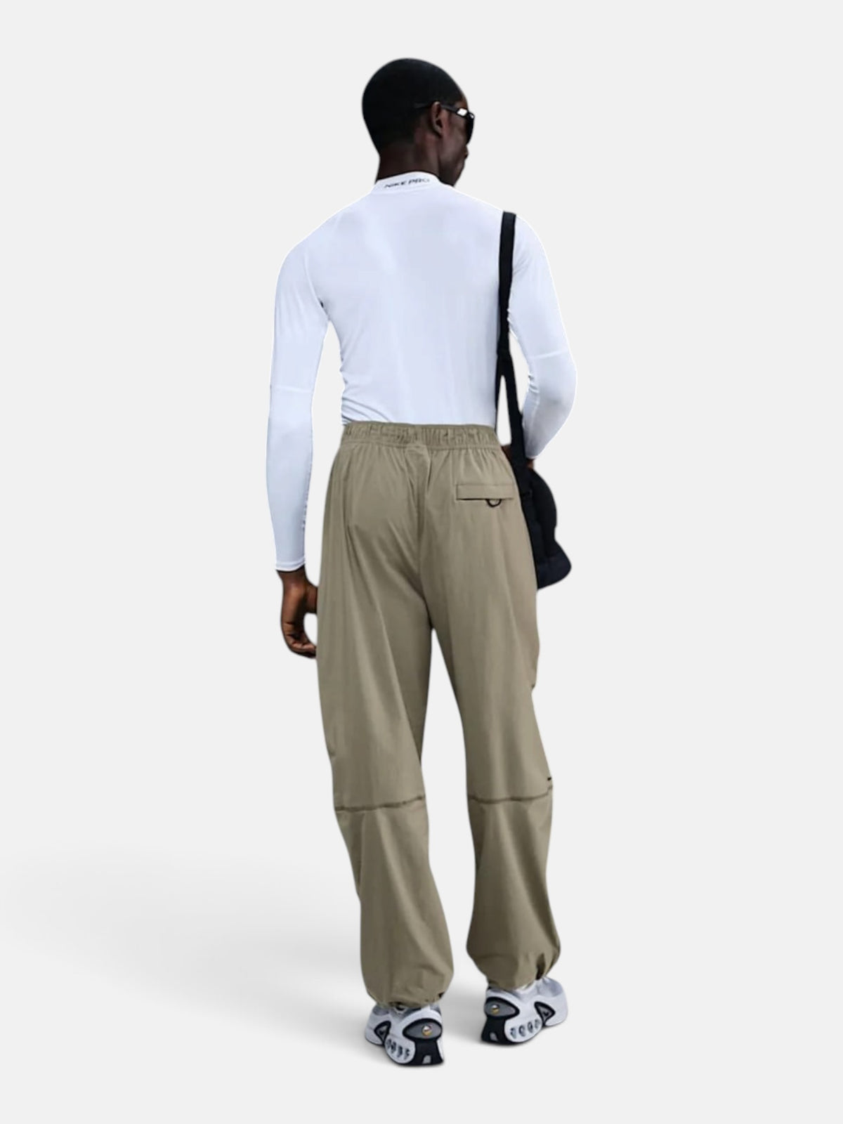 Чоловічі штани Nike Tech Woven Pants Olive HM7158-320