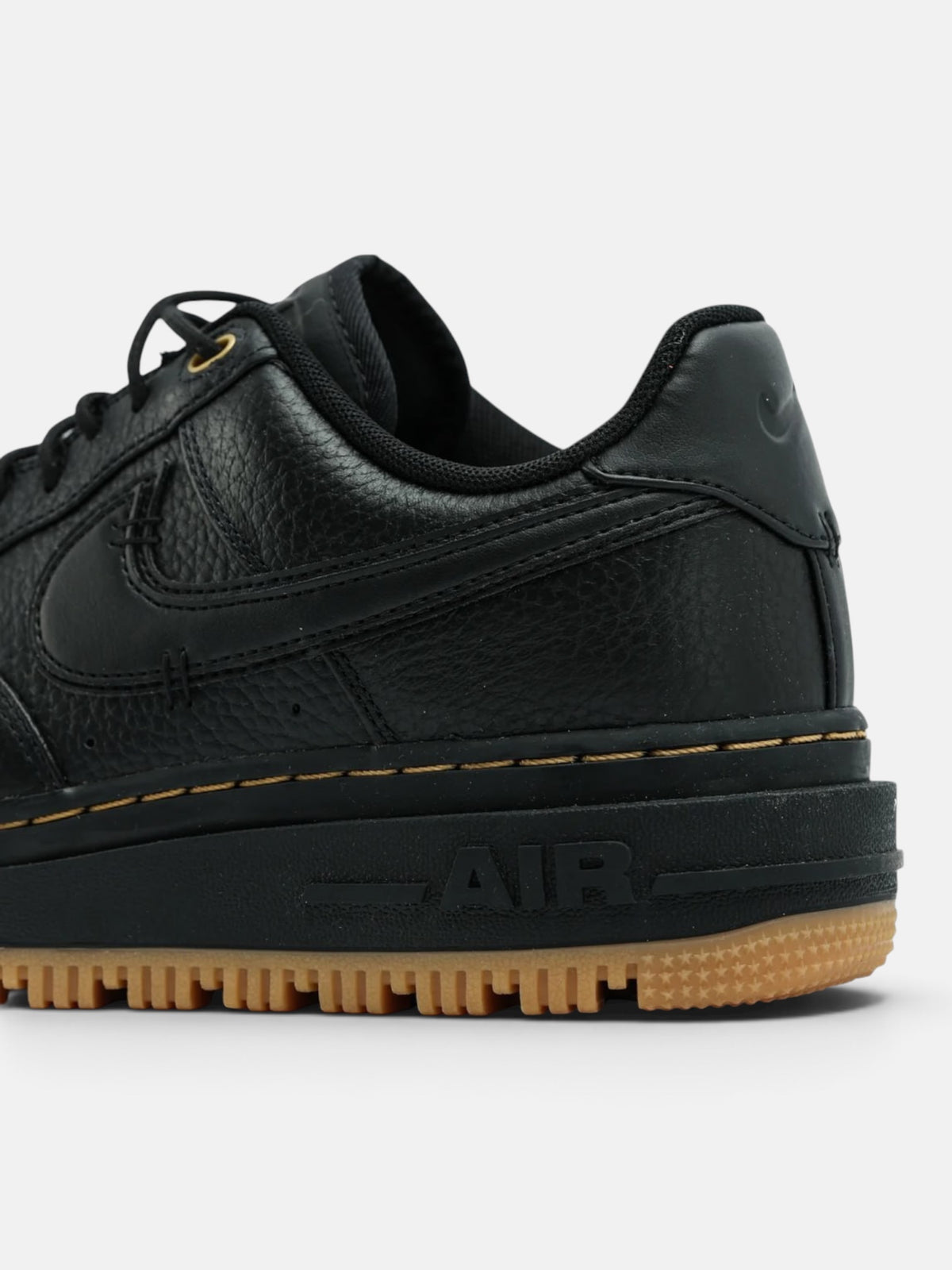 Чоловічі кросівки Nike Air Force 1 Luxe Black / Gum DB4109-001