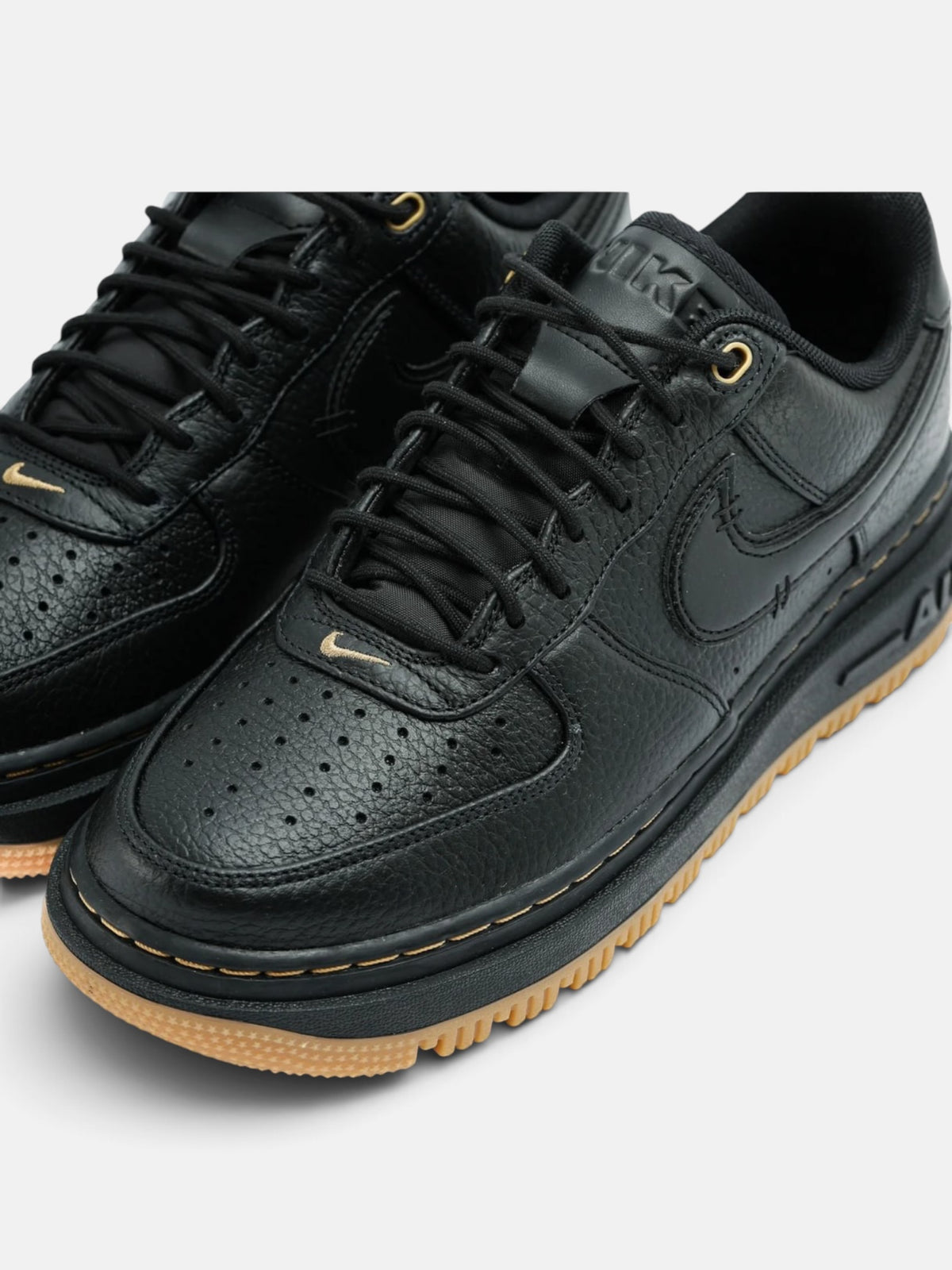 Чоловічі кросівки Nike Air Force 1 Luxe Black / Gum DB4109-001